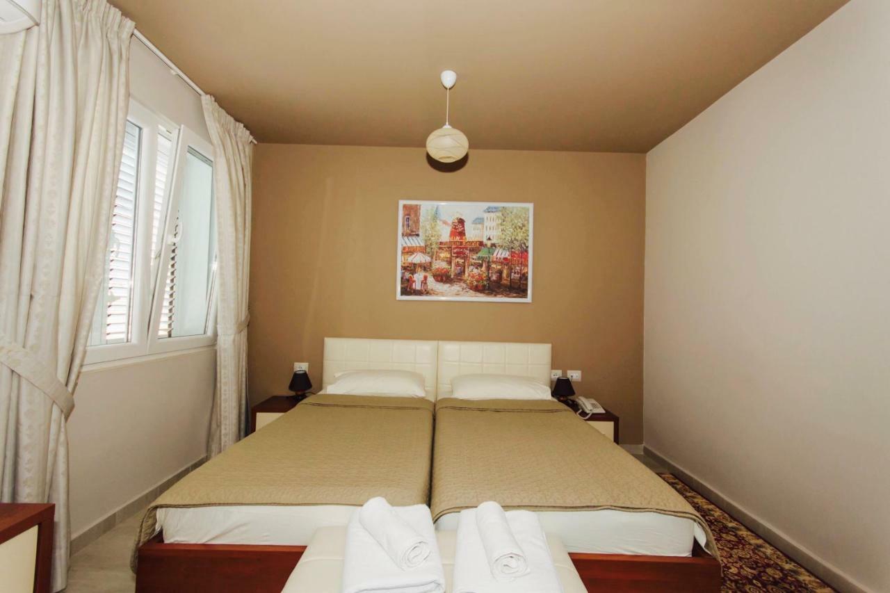 Vila Ada Hotel ติรานา ภายนอก รูปภาพ